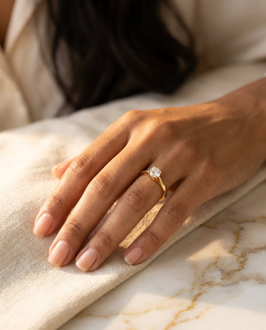 Anillo de compromiso en mano